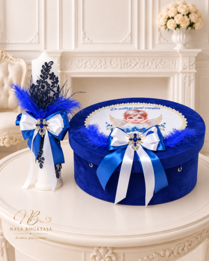 Safir Ceresc, trusou botez albastru regal personalizat, cu cufăr și lumânare decorate cu funde și pene albastre