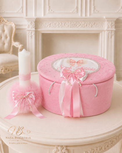 Set botez roz cu perle Poveste cu Fundițe, cu cufăr personalizat și lumânare albă cu fundă roz
