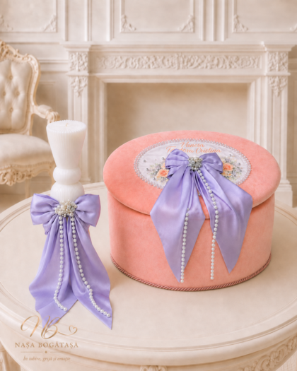 Trusou botez piersică și lila Duet Pastel, cu funde ample, șiraguri de perle și lumânare albă asortată