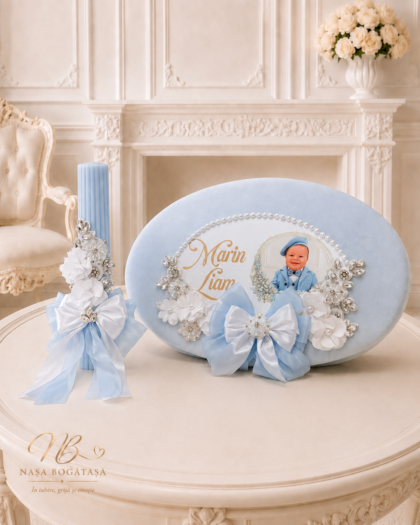 Set botez bleu cu fotografie Bucurie în Bleu, cu capac decorat cu flori albe și lumânare asortată