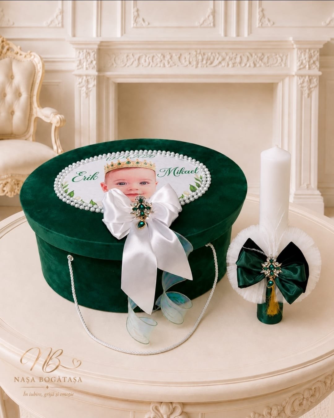 Smarald Imperial, trusou botez verde și alb personalizat, cu cufăr cu portret și lumânare decorată