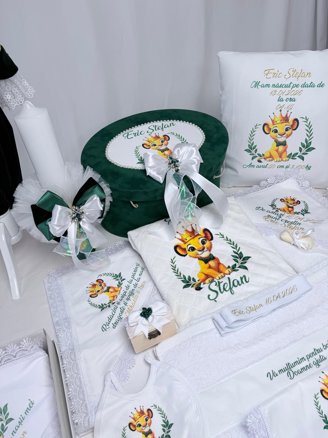 Pătură cu leuț și fașă personalizată, alături de cutia pentru prima șuviță și lumânarea albă decorată