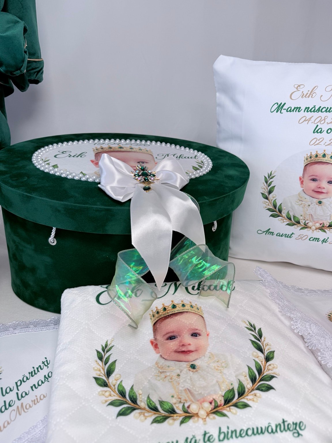 Detaliu al cufărului verde Smarald Imperial, cu medalion foto, fundă albă și panglici transparente cu reflexe verzi