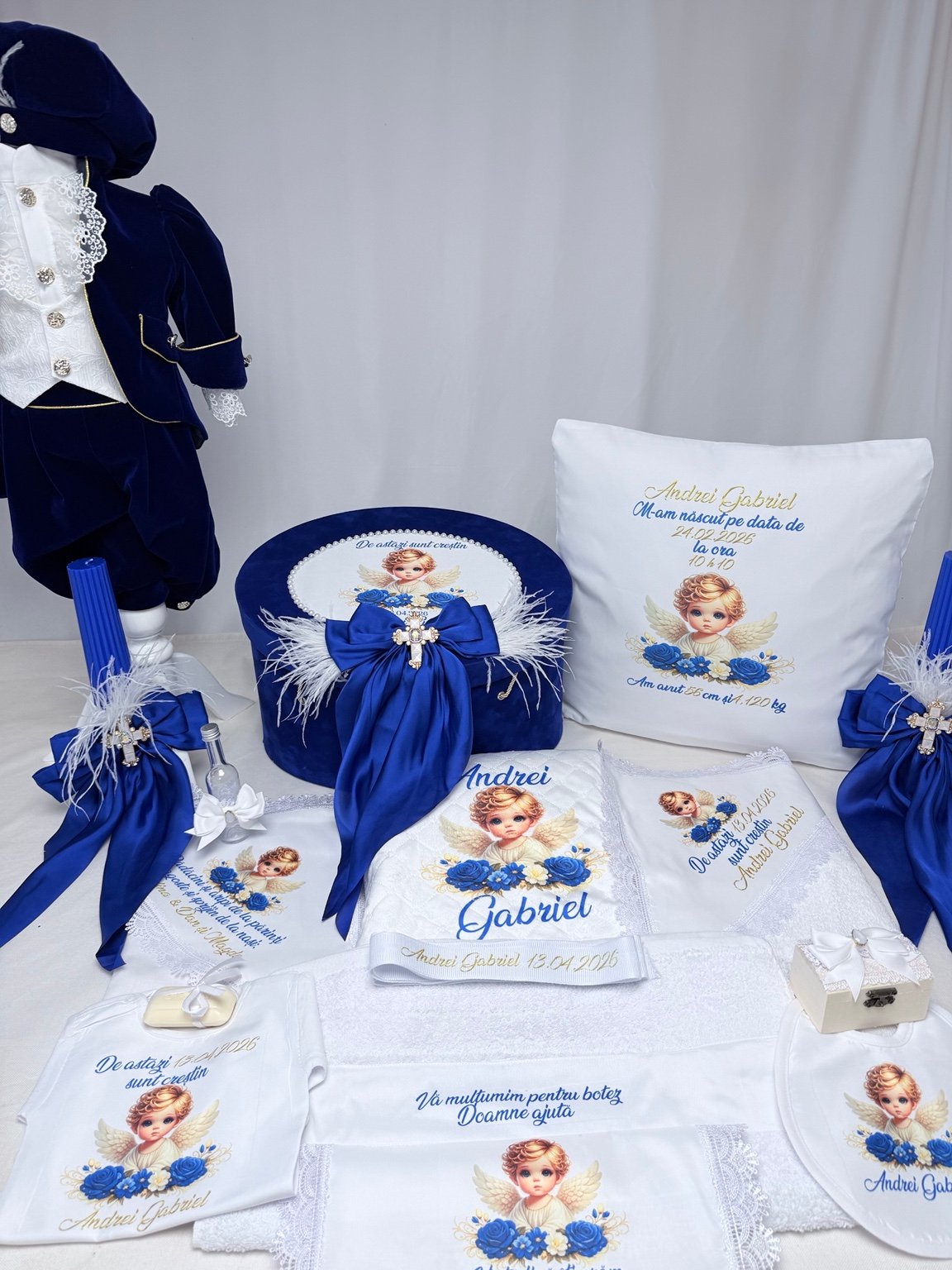 Set Har Albastru cu cufăr, lumânare cu cruce decorativă, pernă și băvețică personalizate cu îngeraș