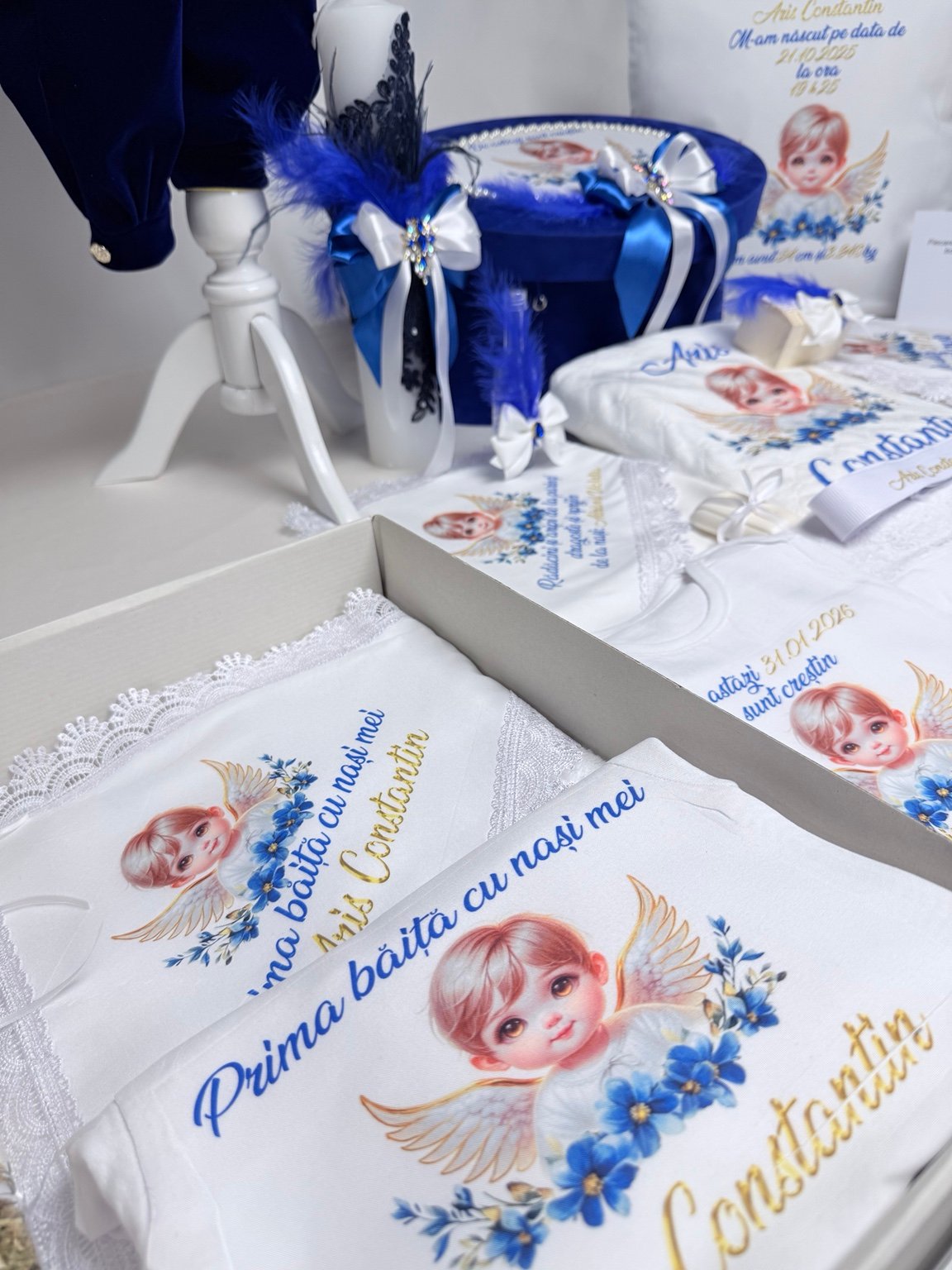 Textile personalizate pentru prima băiță, cu îngeraș, flori albastre și mesaje, prezentate în cutie