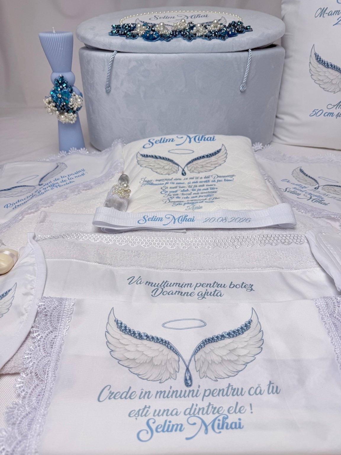 Trusou botez bleu cu aripi, cu pătură, fașă și textile personalizate, cufăr și lumânare asortată
