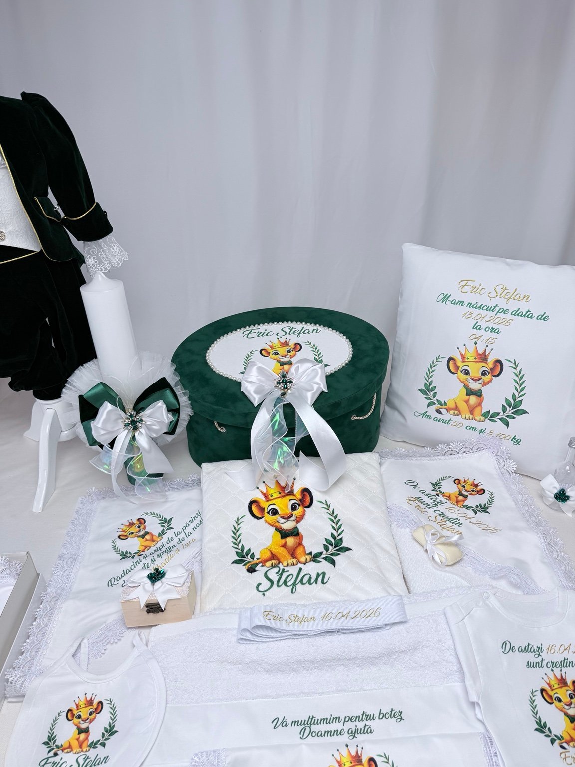 Ansamblu de botez cu leuț încoronat, cufăr verde, lumânare albă și textile personalizate asortate