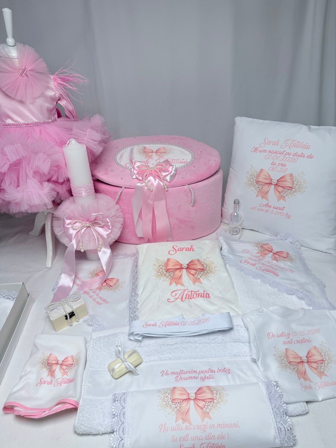 Trusou roz și alb cu fundițe ilustrate, cufăr, lumânare decorată, rochiță cu volane și textile personalizate