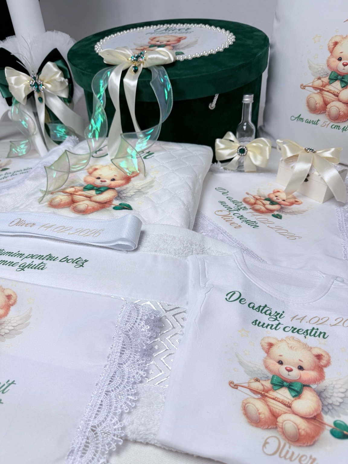 Body și pătură personalizate cu ursuleț înaripat, alături de sticluță și cutia pentru prima șuviță cu funde ivoire