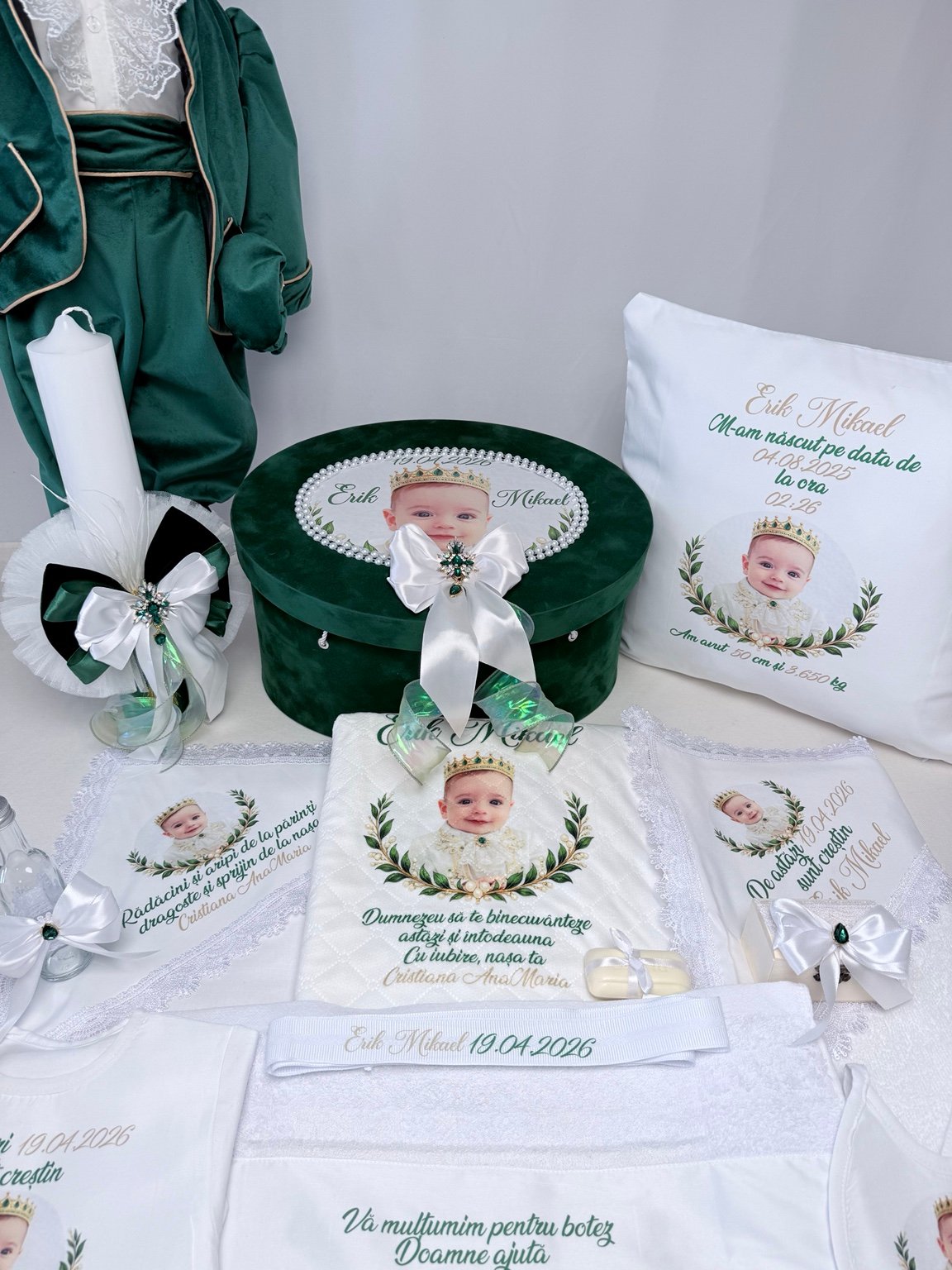 Ansamblu Smarald Imperial cu cufăr verde, lumânare albă, pernă și textile personalizate cu fotografia bebelușului