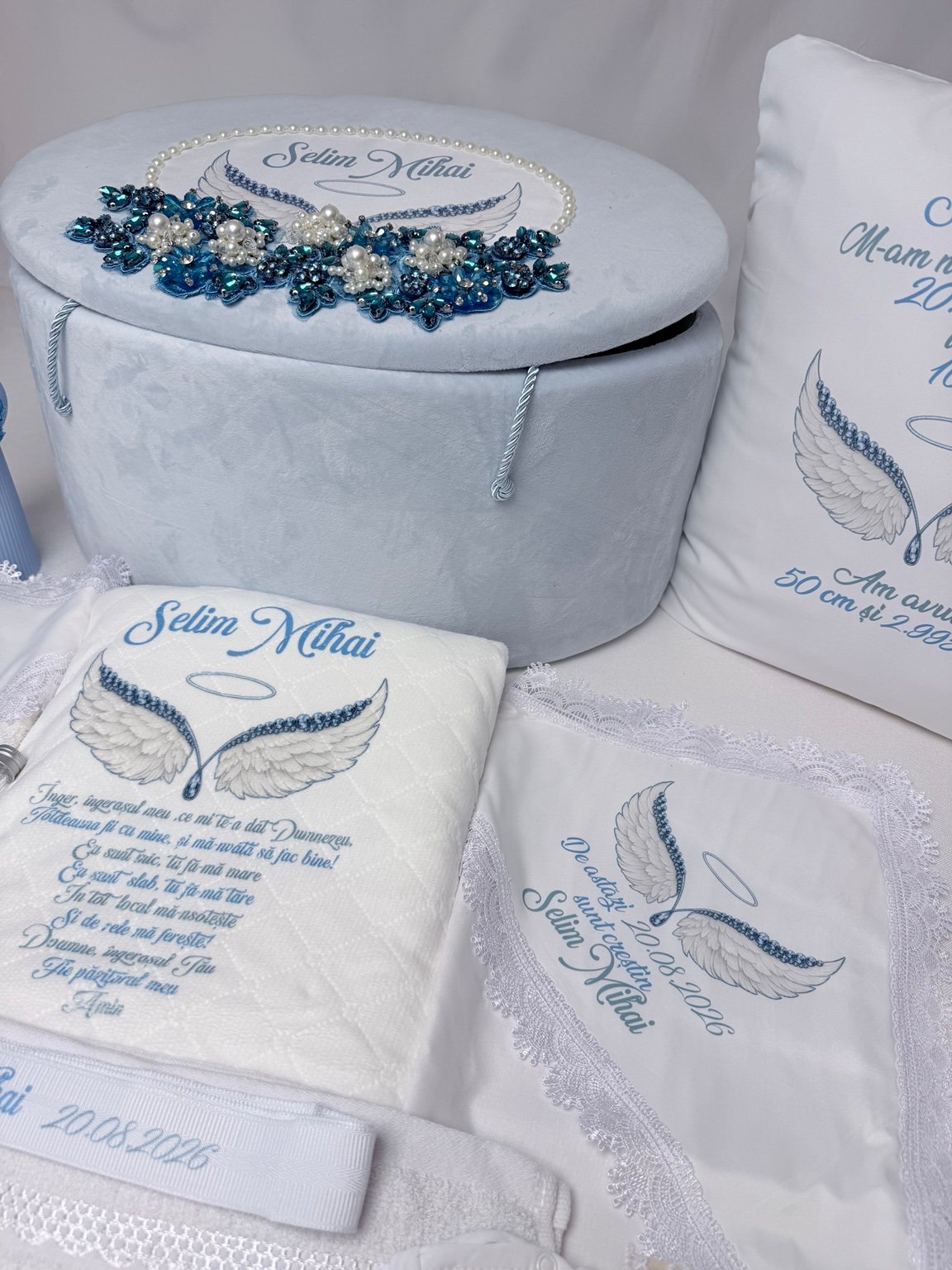 Cufăr bleu cu decor turcoaz și perle decorative, lângă lumânare, pătură personalizată și sticluță pentru mir