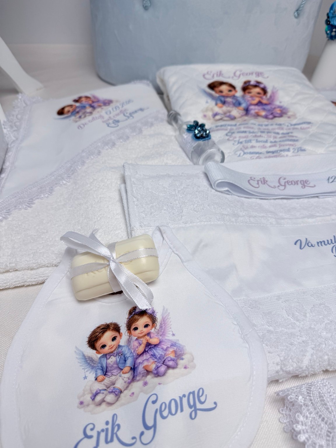 Băvețică personalizată cu îngerași, săpun cu fundă albă și sticluță cu ornament turcoaz